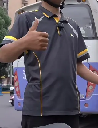 50 元的外卖工服把中国“中产三宝”的体面戳破了