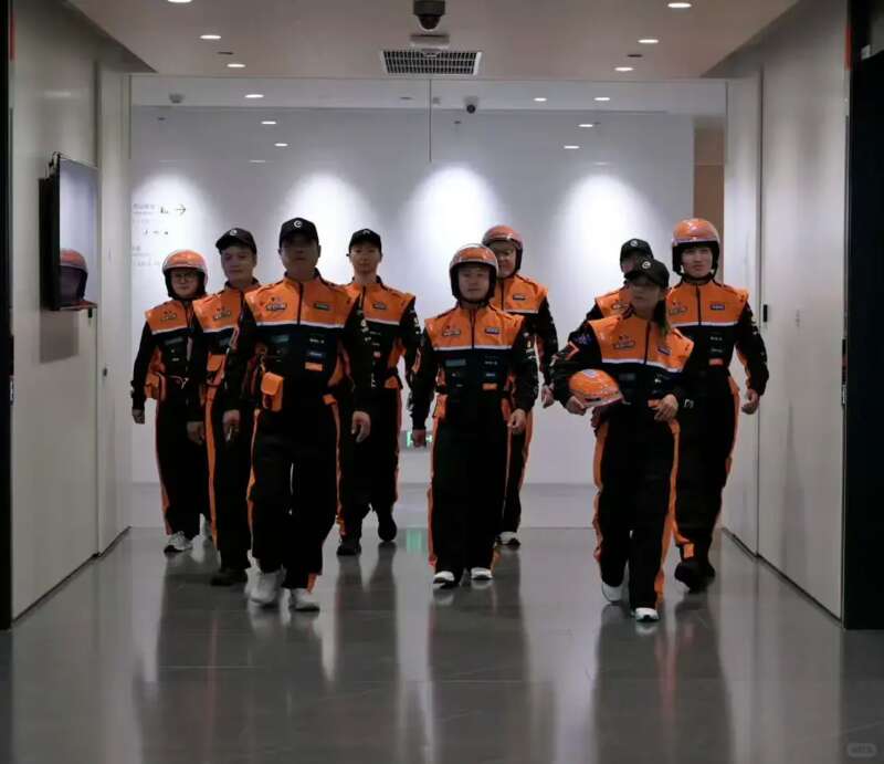 50 元的外卖工服把中国“中产三宝”的体面戳破了